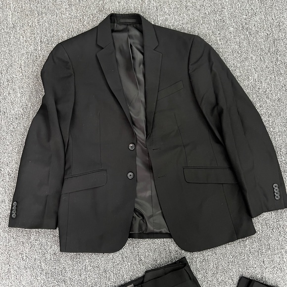 Kenneth Cole Reaction 3 Piece Suit - Picture 4 of 9